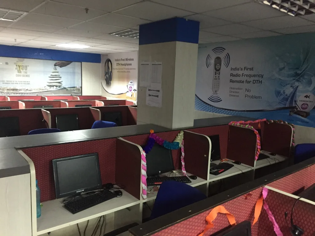 A D2H customer operations floor with equipped workstations at CIPL